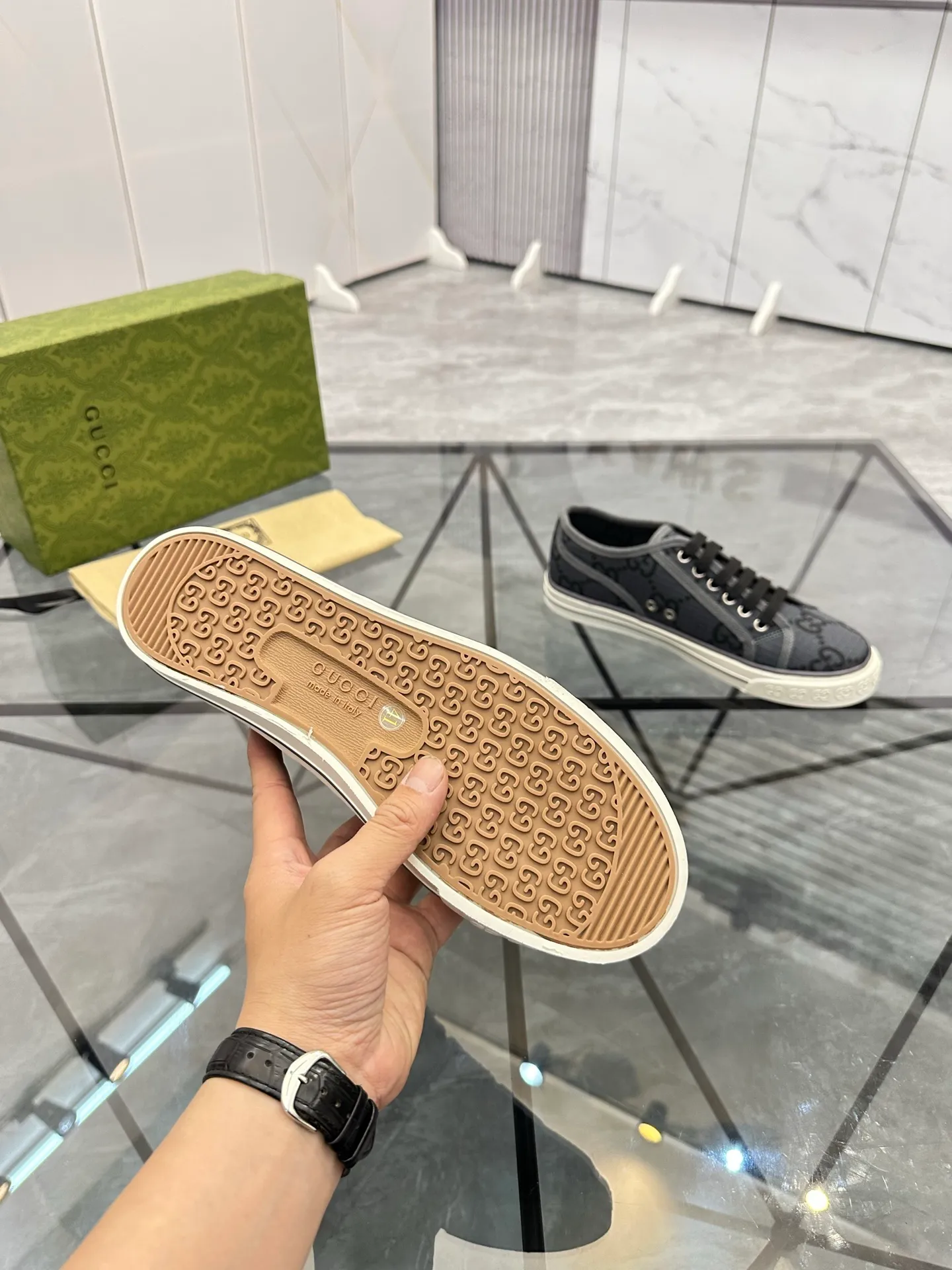 Men's shoes: 💰P360¥ Product trademark: Gucci* "Gucci*" low-cut casual shoes Regular size: 38-44 (can be customized to 45.46.) Product materials: Original material from the upper counter, breathable lining, original outsole. Number: 661